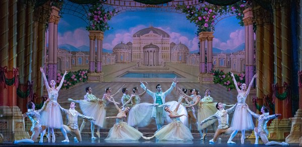 22-Moscow-Ballets-Waltz-of-the-Roses-in-the-Great-Russian-Nutcracker.jpg